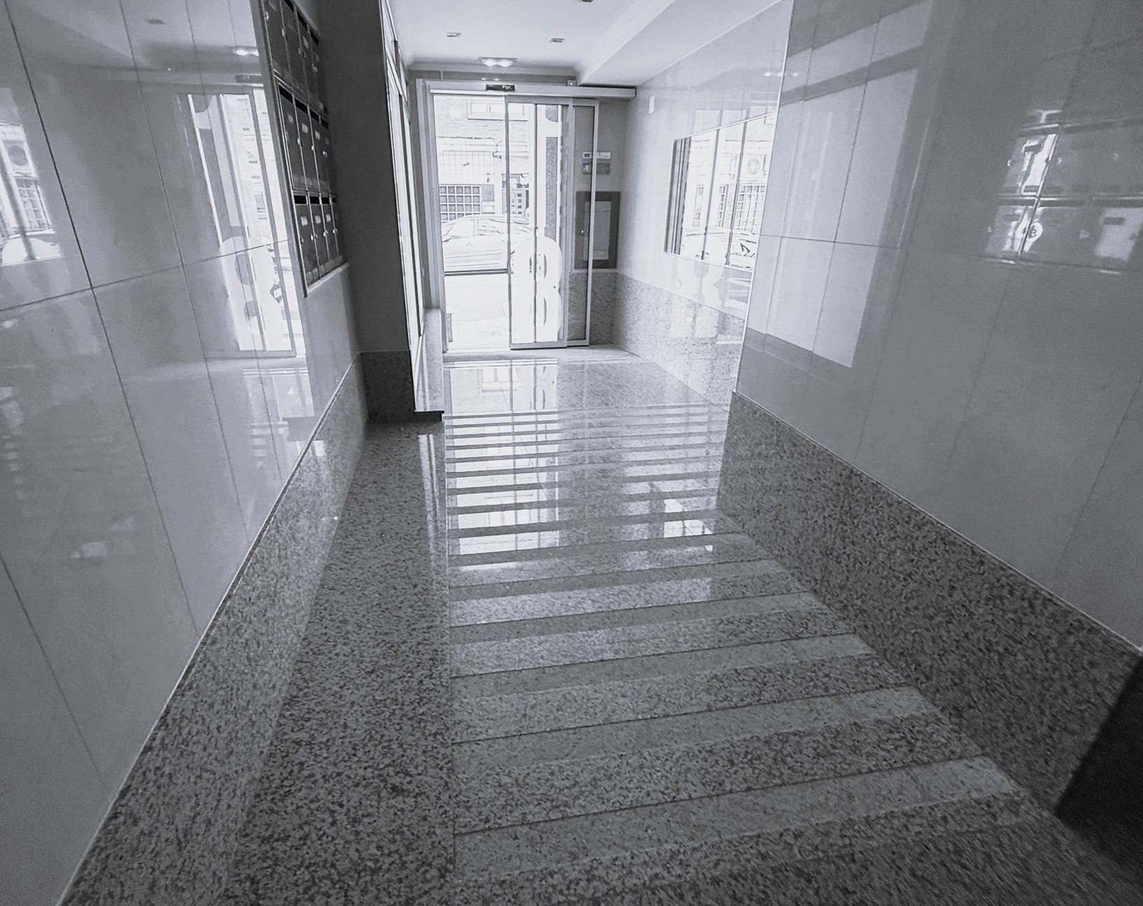 Interior de portal con rampa